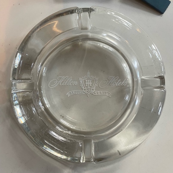 Hilton Hotels Around The World Souvenir Matchbooks (4) & Matching Ashtray Lot - Picture 2 of 7